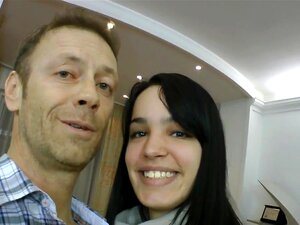 Une mignonne sexy aux jolis seins fait une pipe à la chaude Rocco,