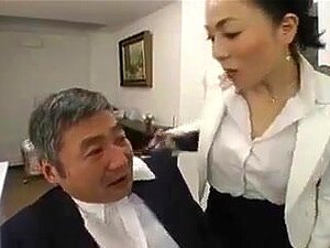 Nom de la pornstar asiatique JAV Femdom Boss?,