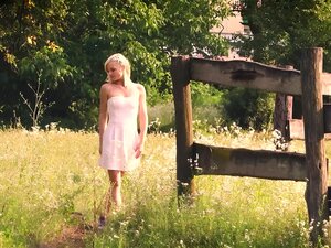  Superbe nana blonde avec de jolis petits seins Zazie passion a posé