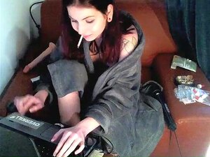 Une brune sexy et mince prend sa chatte poilue pour se faire plaisir