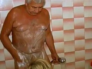 Mamie OmaHoteL sexuellement active dans la salle de bain