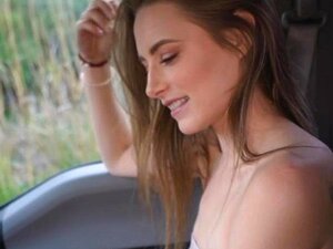 Un ramassage à la campagne mène à une baise profonde. La mignonne