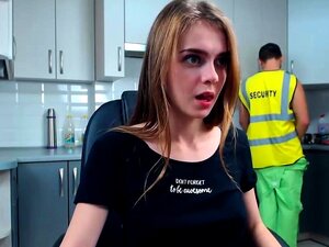 Baiser le garde de sécurité pour entrer