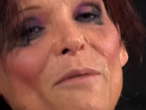 Une soumise milf à gros seins se fait baiser interracialement. Une