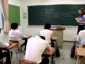 Une shemale japonaise frappante se fait baiser dur par des étudiants