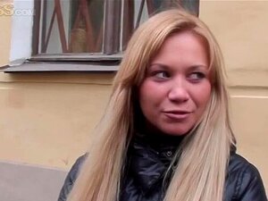 Une blonde se lance dans une pipe risquée en plein air