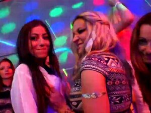 Découvrez la fête la plus folle de tous les temps, où des babes