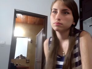 Ma demi-sœur profite de mon coup dans la cabine de la belle-famille,