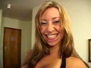 Blonde aux gros seins baisée avec double pénétration