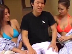 Cadeau inhabituel. Deux filles sexy ont offert au garçon un cadeau