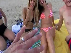 Une mignonne serrée baise un mec devant la caméra pour de l'argent