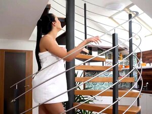 OLD4K. Sexe torride après un bain chaud