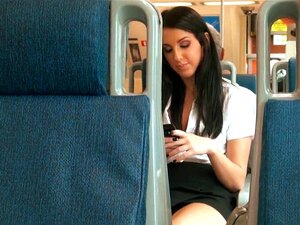 Petite et soumise avale chaque goutte de sperme collant