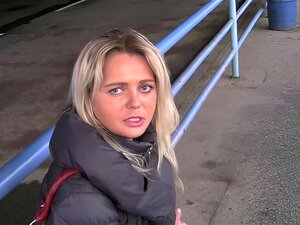 Salope ARRÊTE - MILF blonde tchèque baisée dans une voiture