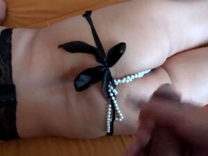 Grosses éjaculations sur le cul et le pantalon découverts de ma