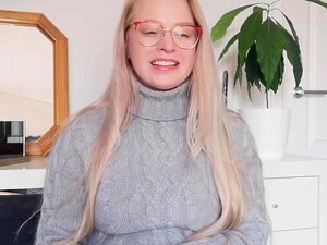 Ersties : Le miel blond utilise un sextoy pour se faire gicler