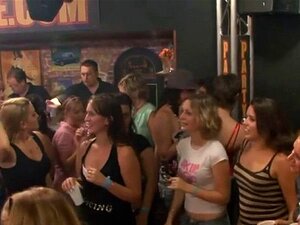 Des tonnes de sexe en groupe sur la piste de danse