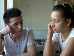 Fornication de cocu explicite. La douce chérie gémit de plaisir