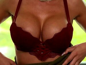 La nana sexy Shalina Devine est une secrétaire avec une mission,