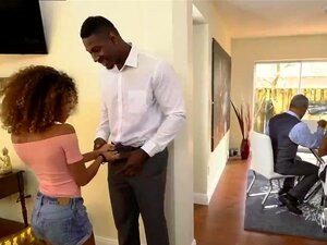 Petite fille se baignant et se faisant pilonner la chatte par une