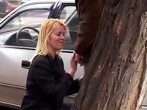 Fellation au milieu d'une rue animée!
