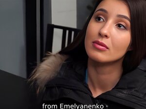 Découvrez l'aspect sauvage d'un agent de prêt qui prend le