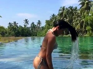 Padma Laskshmi mouillée en bikini, court clip