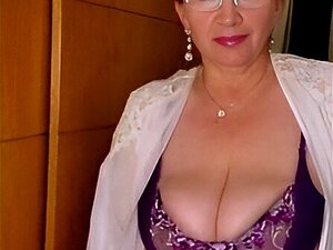 Taquiner par d'énormes seins naturels en lingerie sexy