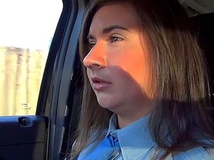 La sexy policière Latoya reçoit une chevauchée chaude gratuite et