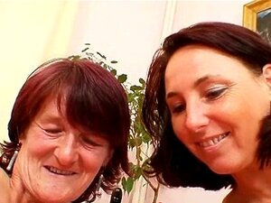 Mamie touffue extrêmement poilue se lâche avec une jeune naturaly bi