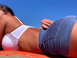 Briana Banderas, en chaleur, se masturbe sur une plage publique