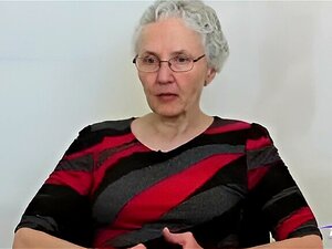 Découvrez le charme envoûtant de l'élégance mûre alors que de