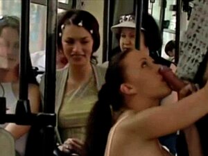 Sexe en public dans le bus de la ville. Une fille et un mec baisent