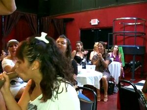 Sucer les queues des strip-teaseuses pour une éjaculation