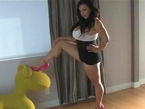 Grosse brune dans une partie sexy et élevée3