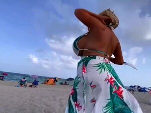 Femme à seins va souvent seins nus à la plage, 'cuz il se sent si