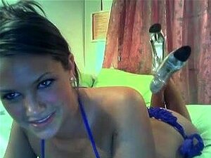 Une amateur bronzée se doigte elle-même, une amateur bronzée à la
