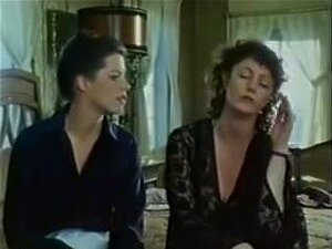 Baise lesbienne vintage l'une avec l'autre sur le lit, les salopes