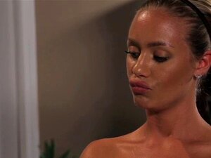 Nicole Aniston séduit les scotts schlong. Nicole Aniston séduit le
