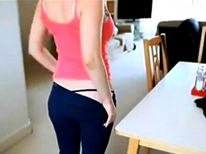 Blonde britannique aux gros seins taquine le livreur - JOI