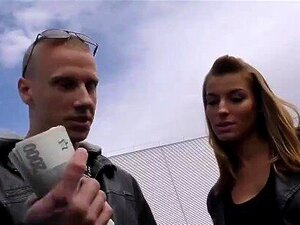 HUNT4K. Un cocu permet à une blonde de toucher une bite d'inconnu