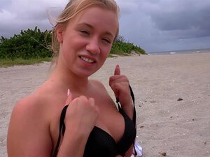 Chérie Blonde Super chaude à la plage Prend un mec et Prie pour