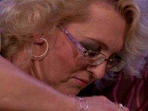 La copine se fait lécher par une lesbienne mature. La copine se fait