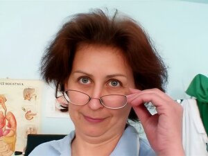 Une infirmière en chef plus âgée devient méchante à l'hôpital