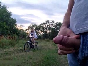 Un mec montre une bite à une belle fille inconnue