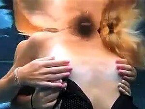 Deux nanas se régalent de cunnilingus dans une scène sous-marine.