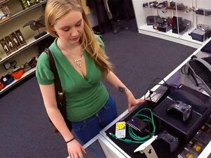 Une blonde chaude veut un collier de perles en échange de sa console