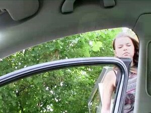 Super mignonne et magnifique, Marina Visconti se fait sauver. La