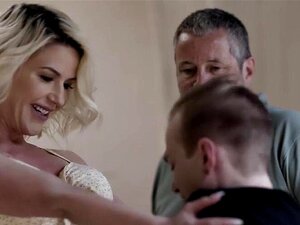 MILF blonde à gros seins demande à son mari de la laisser baiser son