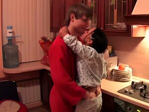 Plongez dans les plaisirs coupables d'une beauté brune séduisante et